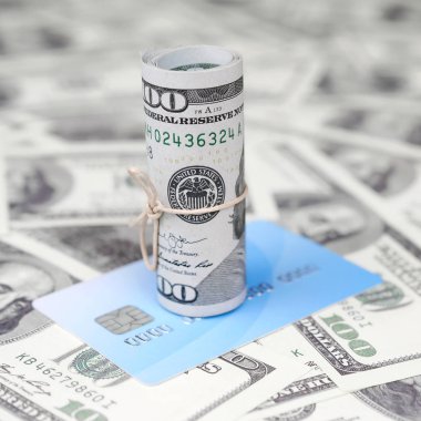 Biz dolar yuvarlanmış ve grup ile sıkıldı kredi kartı yatıyor. Amerikan para ve online modern sanal bankacılık kavramı