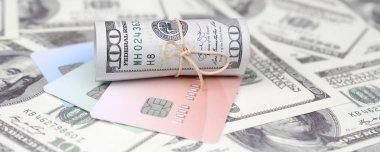 Biz dolar yuvarlanmış ve grup ile sıkıldı kredi kartı yatıyor. Amerikan para ve online modern sanal bankacılık kavramı