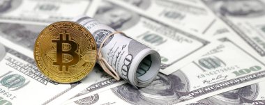 Bitcoin madeni para ve banknot yüz dolar. Genel cryptocurrency blockchain ödeme sistemi için kavramsal görüntü