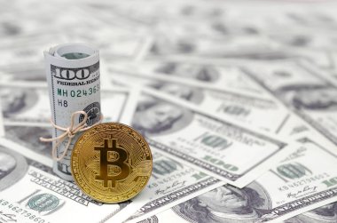 Bitcoin madeni para ve banknot yüz dolar. Genel cryptocurrency blockchain ödeme sistemi için kavramsal görüntü