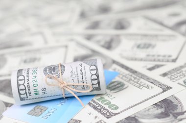 Biz dolar yuvarlanmış ve grup ile sıkıldı kredi kartı yatıyor. Amerikan para ve online modern sanal bankacılık kavramı