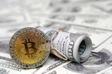 Bitcoin madeni para ve banknot yüz dolar. Genel cryptocurrency blockchain ödeme sistemi için kavramsal görüntü