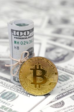 Bitcoin madeni para ve banknot yüz dolar. Genel cryptocurrency blockchain ödeme sistemi için kavramsal görüntü