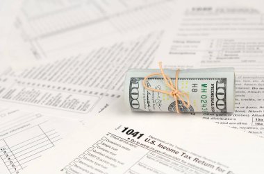 1041 Amerikan Doları banknotlar ile Estates ve güvenler formu için ABD gelir vergisi iadesi yakın yukarı. ABD 'de vergi dönemi kavramı