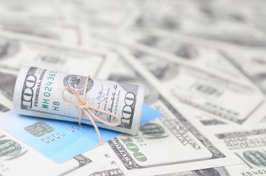Biz dolar yuvarlanmış ve grup ile sıkıldı kredi kartı yatıyor. Amerikan para ve online modern sanal bankacılık kavramı