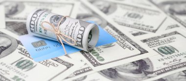 Biz dolar yuvarlanmış ve grup ile sıkıldı kredi kartı yatıyor. Amerikan para ve online modern sanal bankacılık kavramı