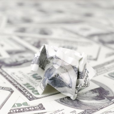 ABD 'nin crumpled dolar faturası pürüzsüz para faturaları kümesinde yatıyor. Para mantıksız atık kavramı