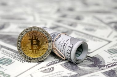 Bitcoin madeni para ve banknot yüz dolar. Genel cryptocurrency blockchain ödeme sistemi için kavramsal görüntü