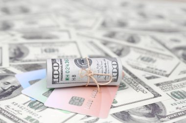 Biz dolar yuvarlanmış ve grup ile sıkıldı kredi kartı yatıyor. Amerikan para ve online modern sanal bankacılık kavramı