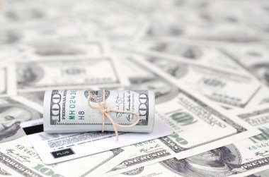 Biz dolar yuvarlanmış ve grup ile sıkıldı kredi kartı yatıyor. Amerikan para ve online modern sanal bankacılık kavramı