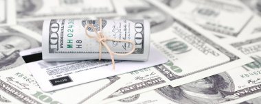 Biz dolar yuvarlanmış ve grup ile sıkıldı kredi kartı yatıyor. Amerikan para ve online modern sanal bankacılık kavramı