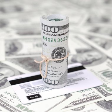 Biz dolar yuvarlanmış ve grup ile sıkıldı kredi kartı yatıyor. Amerikan para ve online modern sanal bankacılık kavramı