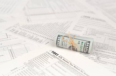 1041 Amerikan Doları banknotlar ile Estates ve güvenler formu için ABD gelir vergisi iadesi yakın yukarı. ABD 'de vergi dönemi kavramı