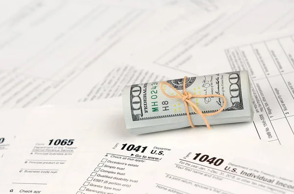Formularze Podatkowe Znajdują Się Pobliżu Rolki Stu Rachunków Dolara Zwrot — Zdjęcie stockowe
