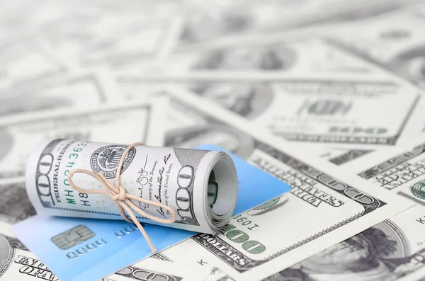 Biz dolar yuvarlanmış ve grup ile sıkıldı kredi kartı yatıyor. Amerikan para ve online modern sanal bankacılık kavramı