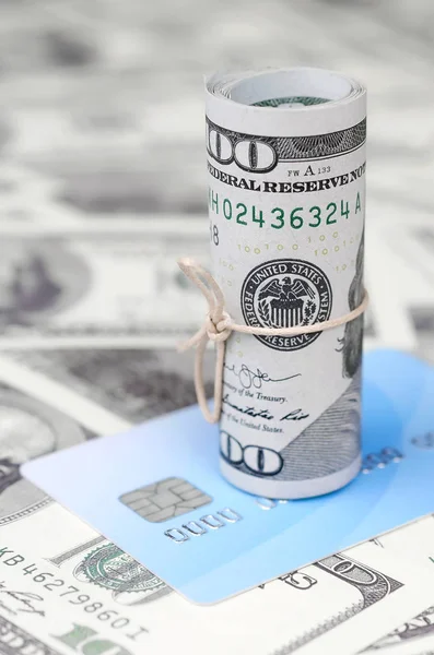 Biz dolar yuvarlanmış ve grup ile sıkıldı kredi kartı yatıyor. Amerikan para ve online modern sanal bankacılık kavramı