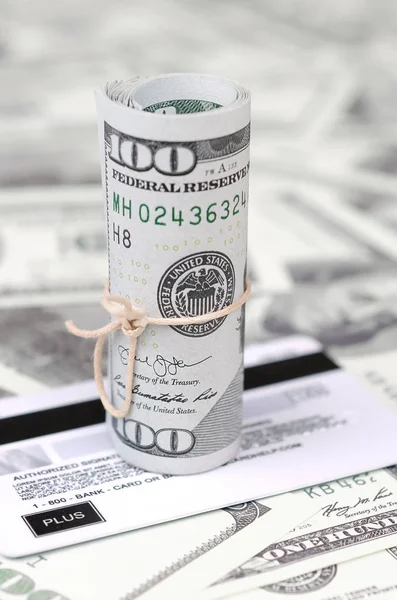 Biz dolar yuvarlanmış ve grup ile sıkıldı kredi kartı yatıyor. Amerikan para ve online modern sanal bankacılık kavramı