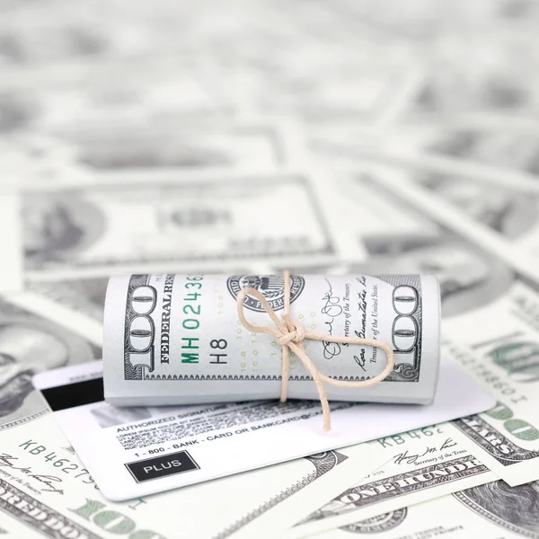 Biz dolar yuvarlanmış ve grup ile sıkıldı kredi kartı yatıyor. Amerikan para ve online modern sanal bankacılık kavramı