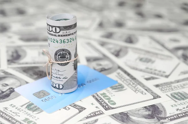 Biz dolar yuvarlanmış ve grup ile sıkıldı kredi kartı yatıyor. Amerikan para ve online modern sanal bankacılık kavramı