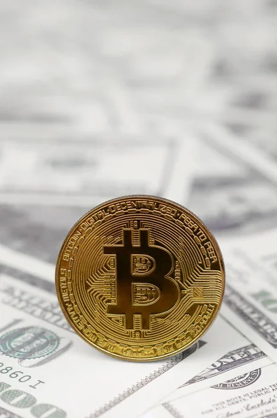 Moeda Bitcoin Notas Cem Dólares Conceito Investimento Razoável Adequado Dinheiro — Fotografia de Stock