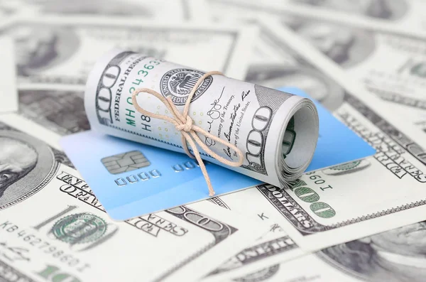Biz dolar yuvarlanmış ve grup ile sıkıldı kredi kartı yatıyor. Amerikan para ve online modern sanal bankacılık kavramı