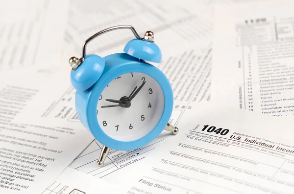 1040 mavi çalar saat ile bireysel gelir vergisi iade formu. ABD 'de vergi dönemi kavramı