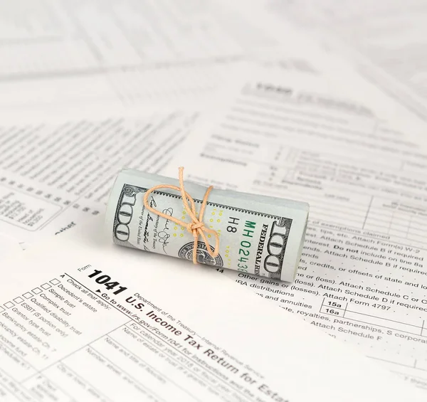 1041 Amerikan Doları banknotlar ile Estates ve güvenler formu için ABD gelir vergisi iadesi yakın yukarı. ABD 'de vergi dönemi kavramı