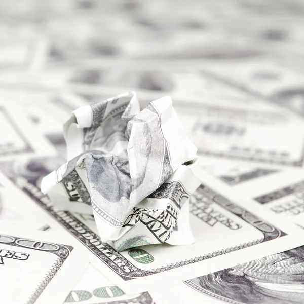 ABD 'nin crumpled dolar faturası pürüzsüz para faturaları kümesinde yatıyor. Para mantıksız atık kavramı