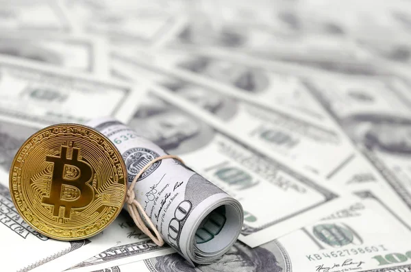 Bitcoin madeni para ve banknot yüz dolar. Genel cryptocurrency blockchain ödeme sistemi için kavramsal görüntü