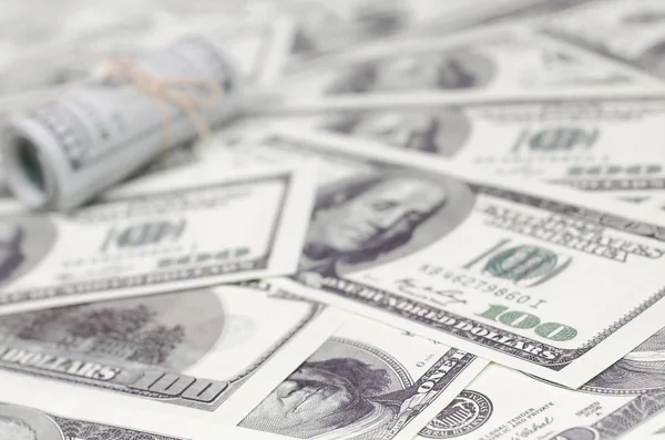 Americké Dolary Zarolovaných Zpřísněné Kapelou Leží Spoustě Amerických Bankovek Rozmazlanou — Stock fotografie