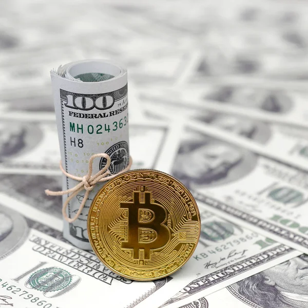 Bitcoin Mince Bankovky Sto Dolaru Konceptuální Obrázek Pro Globální Kryptoměn — Stock fotografie