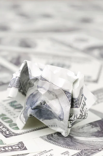 ABD 'nin crumpled dolar faturası pürüzsüz para faturaları kümesinde yatıyor. Para mantıksız atık kavramı