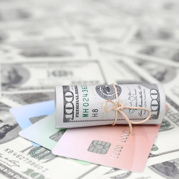 Biz dolar yuvarlanmış ve grup ile sıkıldı kredi kartı yatıyor. Amerikan para ve online modern sanal bankacılık kavramı