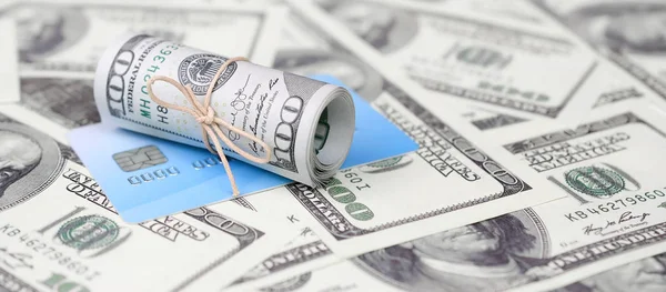 Biz dolar yuvarlanmış ve grup ile sıkıldı kredi kartı yatıyor. Amerikan para ve online modern sanal bankacılık kavramı