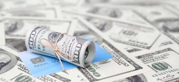 Biz dolar yuvarlanmış ve grup ile sıkıldı kredi kartı yatıyor. Amerikan para ve online modern sanal bankacılık kavramı