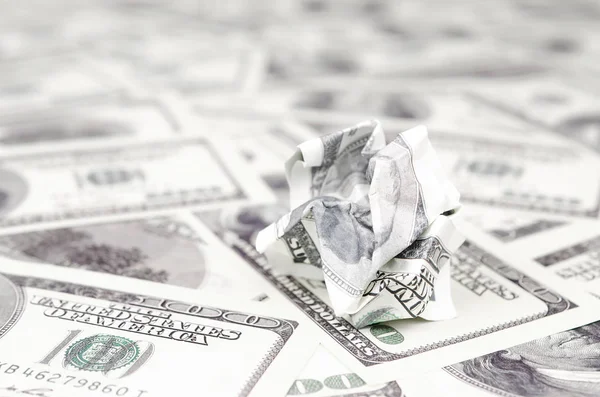 ABD 'nin crumpled dolar faturası pürüzsüz para faturaları kümesinde yatıyor. Para mantıksız atık kavramı