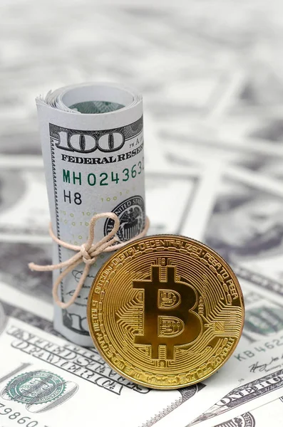 Bitcoin madeni para ve banknot yüz dolar. Genel cryptocurrency blockchain ödeme sistemi için kavramsal görüntü