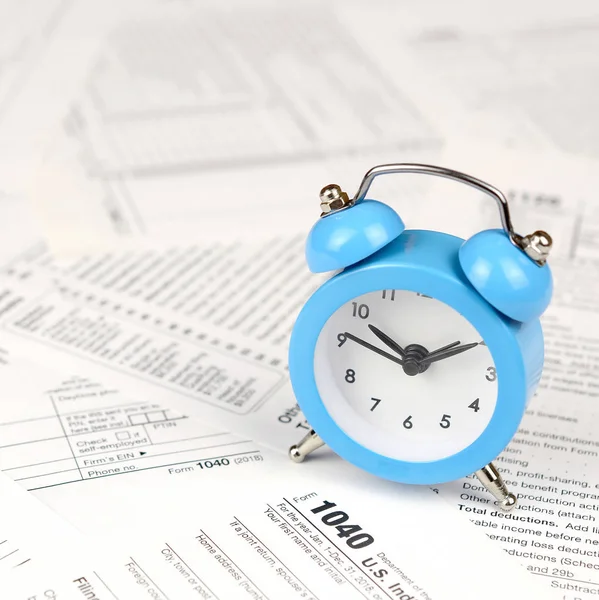 1040 mavi çalar saat ile bireysel gelir vergisi iade formu. ABD 'de vergi dönemi kavramı