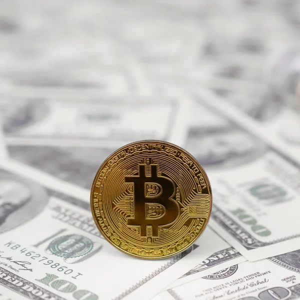 Moeda Bitcoin Notas Cem Dólares Conceito Investimento Razoável Adequado Dinheiro — Fotografia de Stock