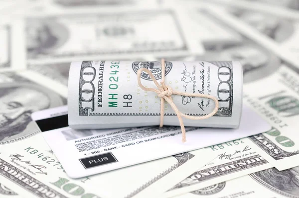 Biz dolar yuvarlanmış ve grup ile sıkıldı kredi kartı yatıyor. Amerikan para ve online modern sanal bankacılık kavramı