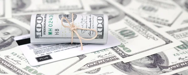 Biz dolar yuvarlanmış ve grup ile sıkıldı kredi kartı yatıyor. Amerikan para ve online modern sanal bankacılık kavramı