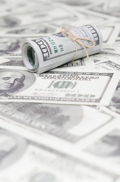 Доллары Сша Свернутые Затянутые Банкнотами Группы Лежат Многих Американских Банкнотах — стоковое фото