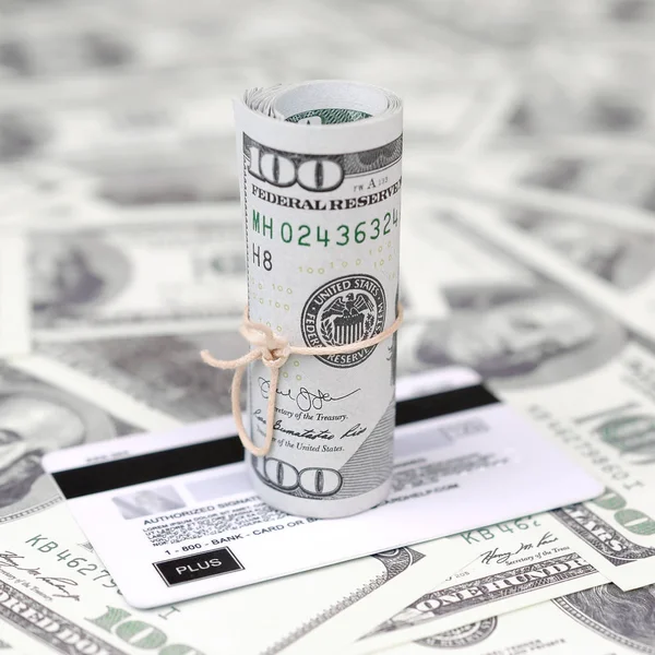 Biz dolar yuvarlanmış ve grup ile sıkıldı kredi kartı yatıyor. Amerikan para ve online modern sanal bankacılık kavramı