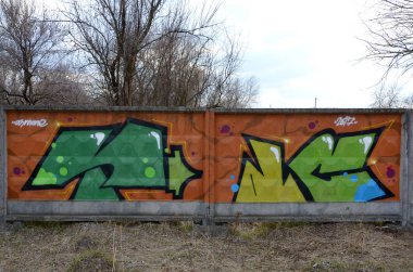 Konturlar ve gölgeleme yakın ile renkli sokak sanatı grafiti resimlerinin parçası. Gençlik çağdaş sanat kültürünün arka plan dokusu. Yeşil sarı renkler