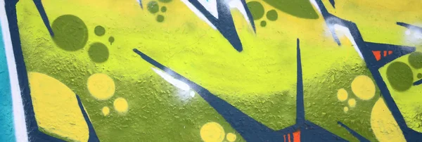 彩色街头艺术涂鸦画的碎片与轮廓和着色特写 青年当代艺术文化的背景纹理 绿色和黄色 — 图库照片
