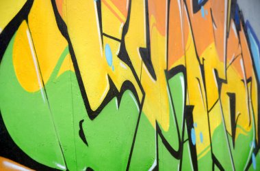 Konturlar ve gölgeleme yakın ile renkli sokak sanatı grafiti resimlerinin parçası. Gençlik çağdaş sanat kültürünün arka plan dokusu. Turuncu sarı ve yeşil renkler