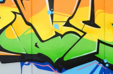 Konturlar ve gölgeleme yakın ile renkli sokak sanatı grafiti resimlerinin parçası. Gençlik çağdaş sanat kültürünün arka plan dokusu. Turuncu sarı ve yeşil renkler
