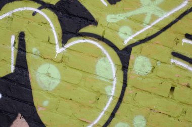 Konturlar ve gölgeleme yakın ile renkli sokak sanatı grafiti resimlerinin parçası. Gençlik çağdaş sanat kültürünün arka plan dokusu. Yeşil sarı renkler