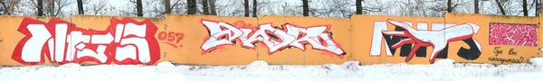 輪郭とシェーディングがクローズアップされた色付きのストリートアートの落書き絵の断片 青少年現代美術文化の背景テクスチャー オレンジ 黒の色 — ストック写真