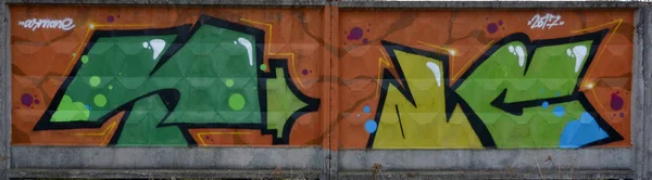 輪郭とシェーディングがクローズアップされた色付きのストリートアートの落書き絵の断片 青少年現代美術文化の背景テクスチャー 緑の黄色 — ストック写真
